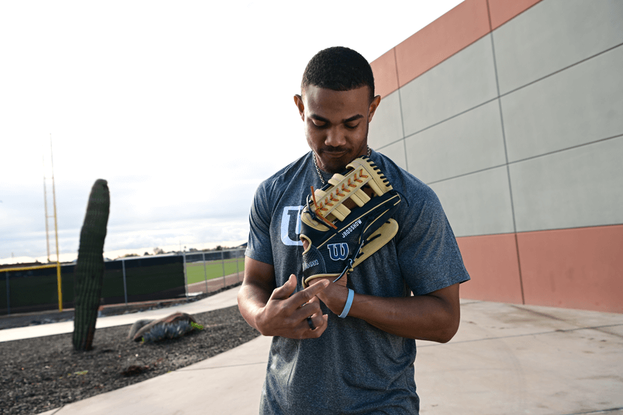 Glove Day for the Champs – Team Wilson visits Atlanta