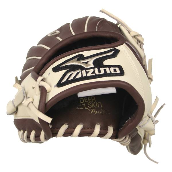 Close-up of a brown and cream baseball glove with Mizuno logo and DEER SKIN text.
